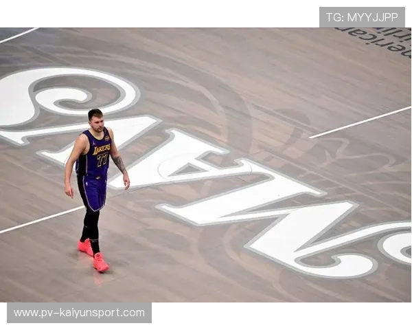 东契奇后撤步三分再中，达拉斯看台直接起哄