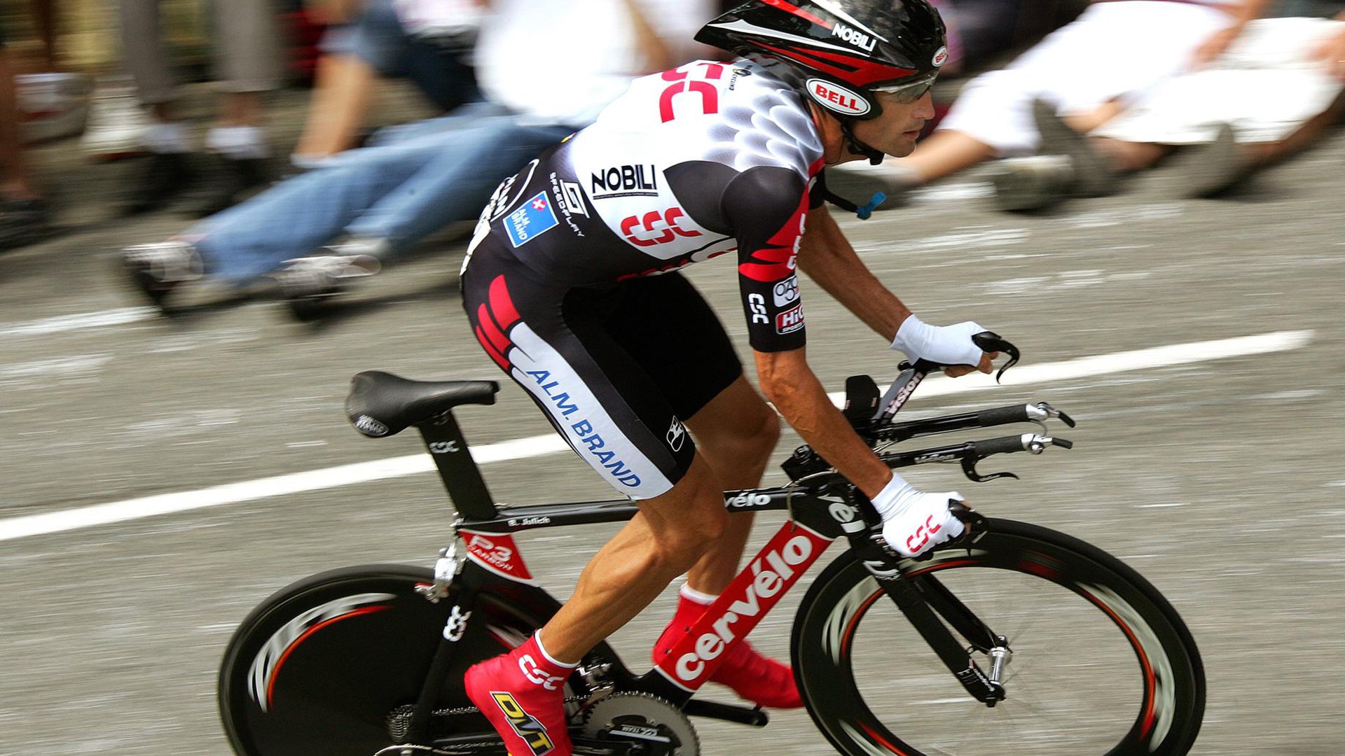 开云官网登录-球员在欧冠场边情绪表达引发媒体热议，欧冠观众